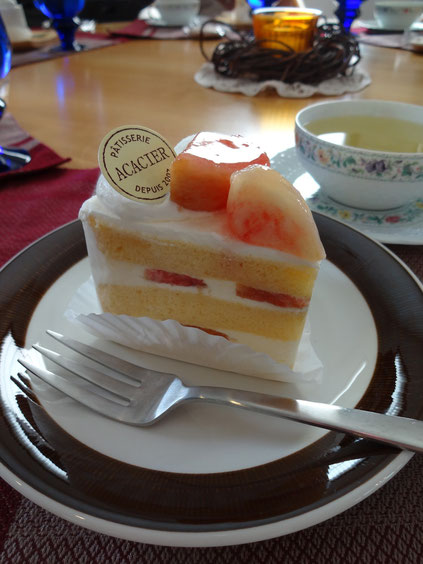 浦和『アカシエ』さんの８月のショートケーキは、桃がのっていました♪ふわっふわでとろける美味しさ･･もう、たまらんらん♥