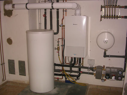 Gasbrennwertanlage mit Warmwasserspeicher für ein Wohnhaus 140 m² mit Systemtrennung für eine Fußbodenheizung
