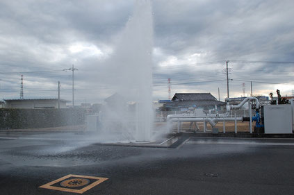 最近のマンホールの蓋は下水があふれても飛ばないで上手に水を逃がすようにできています。