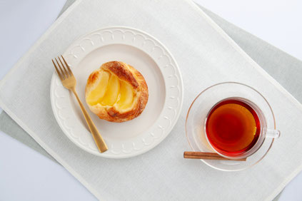アップルデニッシュのお皿と紅茶のカップ&ソーサ。