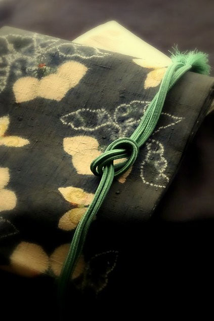 焦げ茶無地結城紬に鈴木紀絵作の染め帯を合わせています。黒地に絞り染めで蕪と蝶々が描かれています。