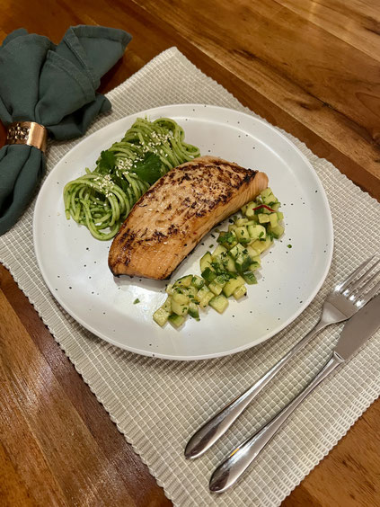 Lachsfilet mit Gurkensalat und grünen Kräuternudel Rezept asiatisch