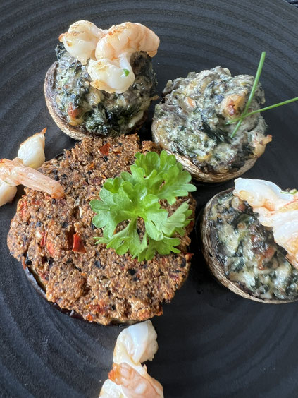 Gefüllte Champignons und knusprige Aubergine