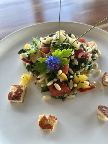 Orzo Salat mit Halloumi Rezept