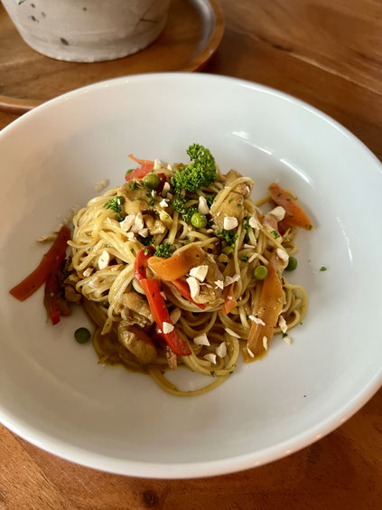 Gelbes Hühner Curry Rezept mit Nudeln und Gemüse
