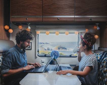 Zwei Hochzeitsfotografen im Campervan am Meer