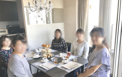 自宅収納レッスンの様子。軽食を食べながら話をしています。