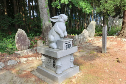 葉山神社の狛犬ならぬ狛兎