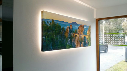 Dieser hinterleuchtete Schallabsorber hängt in einer Privatklink bei Dresden. 