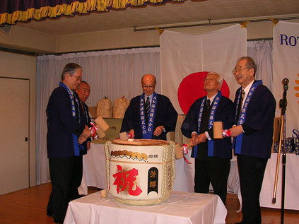 2006年新年会 懐かしい会員の方々による鏡割りでのスタートです。