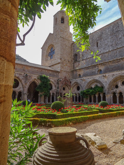 Bild: Abbaye Fontfroide im Außenbereich des Kreuzgang bei Narbonne