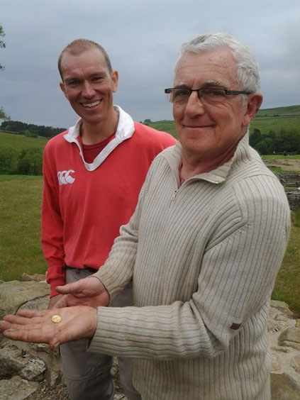 Directeur adjoint des fouilles Justin Blake (à gauche) avec Marcel Albert (à droite) tenant la pièce de monnaie. Vindolanda Trust