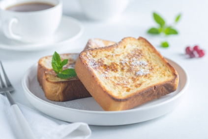 フレンチトーストのお皿とコーヒーの入ったカップ＆ソーサ。
