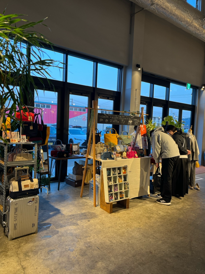 高知県の蔦屋書店にてカラフルな帆布バッグを並べて販売する帆布バッグのお店Cargo Ship