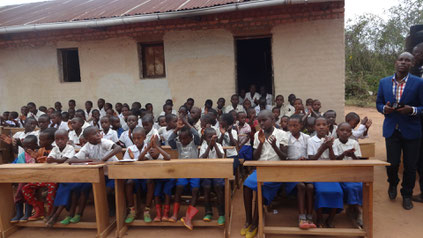 Übergabe der neuen Schulbänke an die Irundu Schule - Mission Kongo e.V.