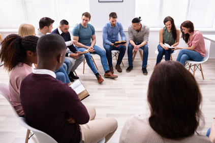 Multikulturelle Gruppe liest in der Bibel