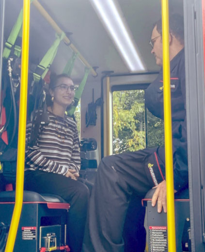 Die SPD-Landtagskandidatin Joana Stöhrer da Costa besichtigt ein Einsatzfahrzeug der Feuerwehr Wutöschingen