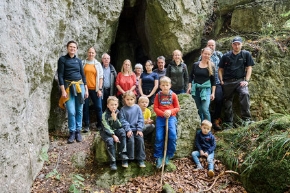 Die Exkursionsteilnehmer hier vor der Töpferhöhle- erlebten eine spannende Wanderung Foto: Jürgen Bommer)