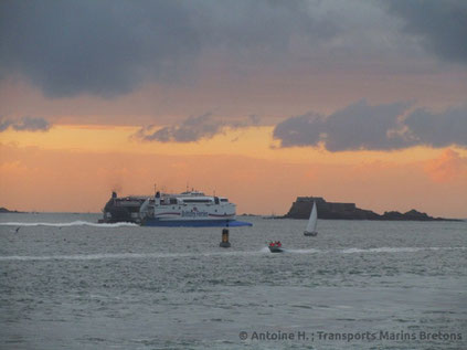 HSC Normandie Express quittant le port de Saint-Malo.