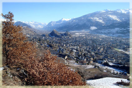Quelle:http://www.camptocamp.org/ - Blick vom Mont d'Orge (786 m) auf Sitten. Im Hintergrund der Tourbillon u. re. der Valère