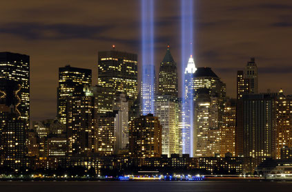 Gedenken an 9/11 mit zwei Lichttürmen