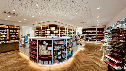 Bild der Apotheke vom Eingang aus betrachtet.