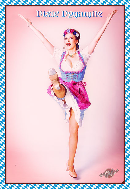 Steptanzlehrerin Silvia Plankl aka Dixie Dynamite aus München auf der Bühne mit einer klassischen Vaudeville Song & Tap Dance Nummer. Steptänzer in Deutschland buchen für Auftritte. Foto: Martin Dürr