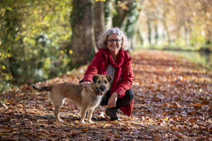 la propriétaire du Clos des Laves avec sa chienne qui accueille les vacanciers avec chiens en Auvergne