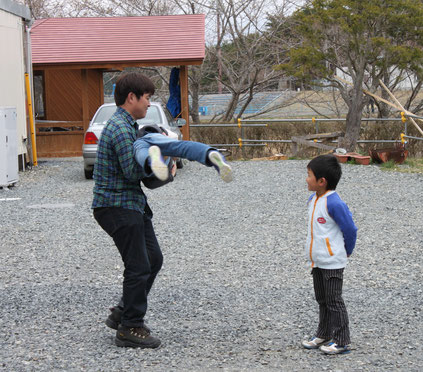 津田代表が仮設の子供達と遊ぶ