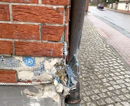 Eine defekte Hauswand nach dem Unfall mit einem betrunkenen VW-Fahrer. Foto: Falk Heidel/Alpha-Report