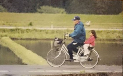 おじいちゃんの自転車の後ろに乗ってる小さい頃のはるのさん