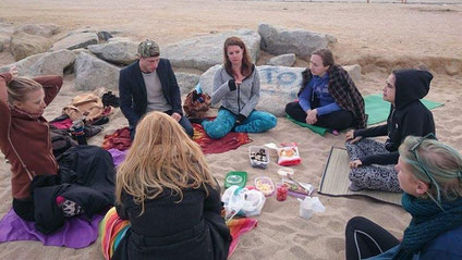 That was my last Yoga class in Barcelona. I offered it for free at the beach for my longterm students. We had a picknick as well.