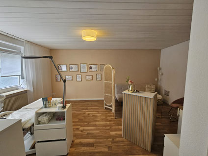 Mein schönes Studio mit meinen Zertifizierungen.
