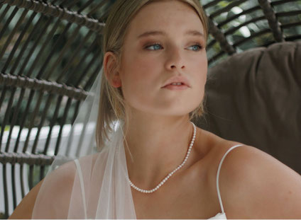 Collier de perle de culture pour la mariée. "Quelque-chose d'emprunté" par Lacinquième saison.