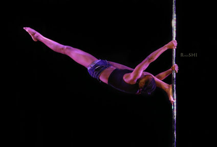Jazzy Alix au North American Pole Dance Championship, 2016 (crédit photo: Ryan Shi). Cliquez sur la photo pour voir sa performance.