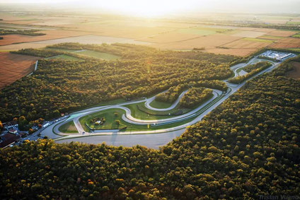Luftaufnahme Anneau Du Rhin Rennstrecke im Abendlicht