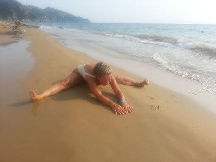 Yoga am Strand von Arillas in Korfu - Vorwärtsbeuge in der Grätsche