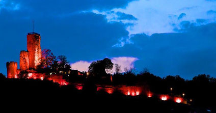 Die Wachtenburg im rosaroten Lichterglanz.