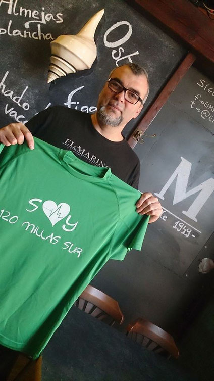 Manuel Gregorio (El Marino Port) posando con la camiseta con la que recaudar fondos para luchar contra el cáncer