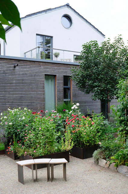 dieartigeGARTEN // August Garden - high beds with dahlias / Knie-Hochbeete mit Dahlien + Hocker aus Stahl & Holz