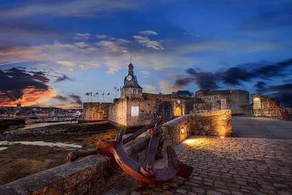 Concarneau - la ville close en début de soirée lorsque la vieille ville s'illumine - séjour clé en main gratuit -3 jours 