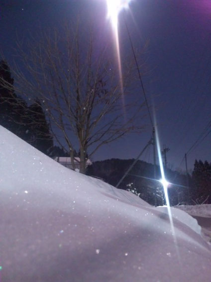 満月と雪のまばゆい能家の静かな夜。