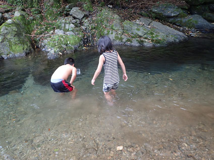 川と子どもは磁石の関係。楽しすぎて寒さも蚊もそっちのけ。