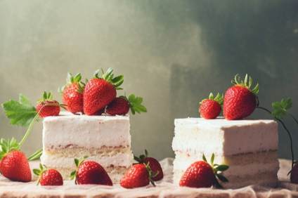 いちごのショートケーキが２つ並んでいる。
