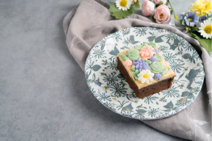 花のアイシングクッキーがのったチョコブラウニー。花柄のお皿。マーガレットとバラの花。