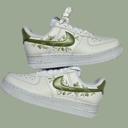 bruid draagt beschildeerde sneakers en nikes