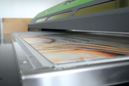 Plattendirektdruckmaschine inklusive Weiß und Lack