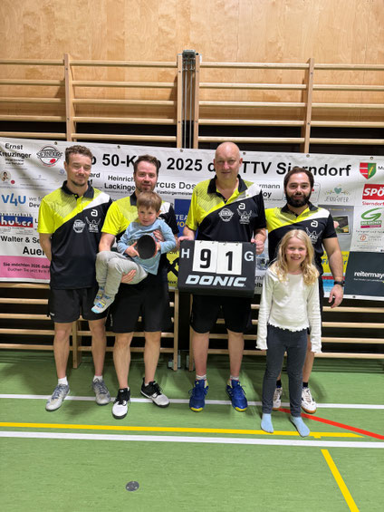 Jonas Zink, Martin Kinslechner, Tomas Janci und Michael Kufmüller mit Geburtstagskind Jonas und Leonie Kinslechner.