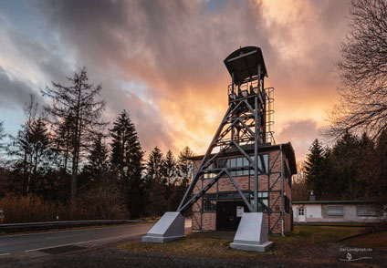 Fördergerüst des Julianschachts Bensberg neu errichtet bei der Grube Grimberg in Niederdielfen im Siegerländer Erzrevier bei Sonnenuntergang