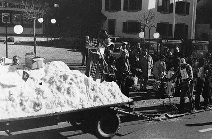 Ettingen als Wintersportort, mit importiertem Schnee: Sujet an der Fasancht 1988 (Foto: D. Stöcklin)